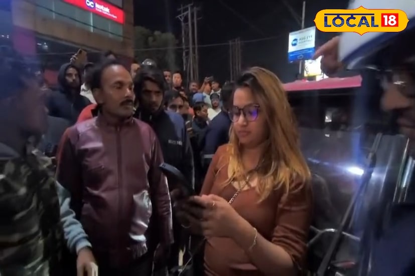 পুলিশ সূত্রে জানা গিয়েছে, যুবতীর আচরণ স্বাভাবিক ছিল না এবং তিনি আত্মহত্যার হুমকি দিচ্ছিলেন। তাই তাঁকে আপাতত পুলিশের হেফাজতেই রাখা হয়েছে। গোটা ঘটনার তদন্ত শুরু হয়েছে। রাতে প্রায় এক ঘণ্টা উত্তেজনার পর অবশেষে স্বাভাবিক হয় সেবক রোডের যান চলাচল।