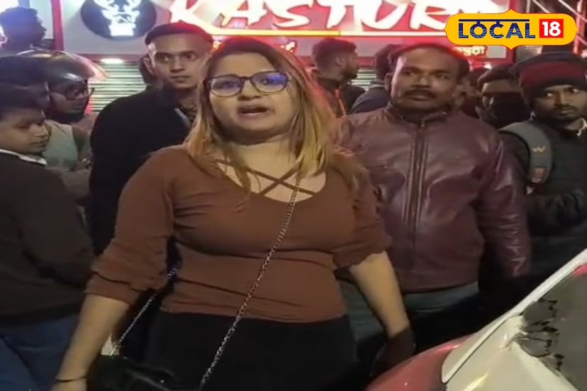 যুবতীর বক্তব্য, আড়াই বছর ধরে ওই যুবকের সঙ্গে তাঁর পরিচয় এবং গত জানুয়ারি থেকে ব্যক্তিগত সম্পর্ক তৈরি হয়েছিল। কিন্তু কিছুদিন ধরে সম্পর্কের অবনতি হওয়ায় যুবক নাকি তাঁকে বারবার ‘হ্যারাস’ করছিলেন। অভিযোগ, পুলিশের কাছেও তিনি একাধিকবার লিখিত অভিযোগ দায়ের করেছিলেন, কিন্তু কোনও ফল হয়নি। তাই তিনি নিজেই যুবককে খুঁজতে বেরিয়েছেন।