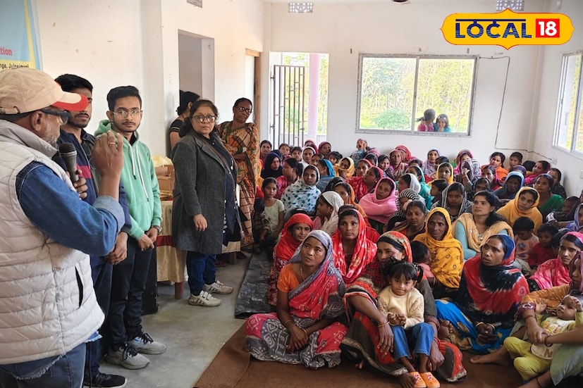 জলপাইগুড়ির রাজাডাঙ্গা গ্রাম পঞ্চায়েতের ধোলাবাড়ি গ্রামে জনসংখ্যা নিয়ন্ত্রণ ও পরিবার পরিকল্পনা নিয়ে একটি গুরুত্বপূর্ণ সামাজিক বার্তা উঠে এল। কয়েকদিন আগেই ক্রান্তি থানার অন্তর্গত রাজাডাঙ্গা এলাকায় ঘটে যাওয়া মর্মান্তিক শিশুহত্যার ঘটনার পর গোটা অঞ্চল জুড়ে যে প্রশ্ন দেখা দিয়েছিল, পরিবার পরিকল্পনার অভাব কি নতুন বিপর্যয় ডেকে আনছে? তারই পরিপ্রেক্ষিতে এবারের সচেতনতা শিবির যেন নতুন দিশা দেখাল সমাজকে। (ছবি ও তথ্য: ঋত্বিক ভট্টাচার্য) জলপাইগুড়ির রাজাডাঙ্গা গ্রাম পঞ্চায়েতের ধোলাবাড়ি গ্রামে জনসংখ্যা নিয়ন্ত্রণ ও পরিবার পরিকল্পনা নিয়ে একটি গুরুত্বপূর্ণ সামাজিক বার্তা উঠে এল। কয়েকদিন আগেই ক্রান্তি থানার অন্তর্গত রাজাডাঙ্গা এলাকায় ঘটে যাওয়া মর্মান্তিক শিশুহত্যার ঘটনার পর গোটা অঞ্চল জুড়ে যে প্রশ্ন দেখা দিয়েছিল, পরিবার পরিকল্পনার অভাব কি নতুন বিপর্যয় ডেকে আনছে? তারই পরিপ্রেক্ষিতে এবারের সচেতনতা শিবির যেন নতুন দিশা দেখাল সমাজকে। (ছবি ও তথ্য: ঋত্বিক ভট্টাচার্য)