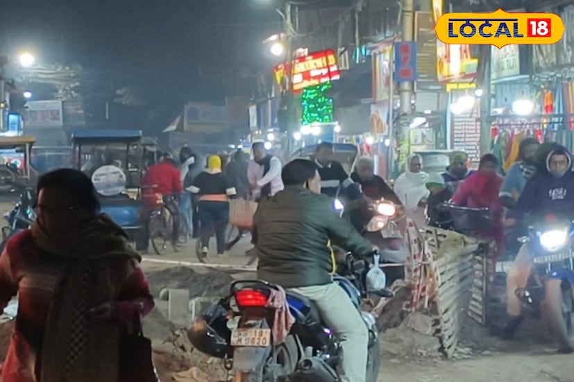 উত্তরপাড়া স্টেশন রোডে পাইপ লাইনের কাজ চলায় আংশিক বন্ধ রাস্তা, চরম ভোগান্তিতে সাধারণ মানুষ।