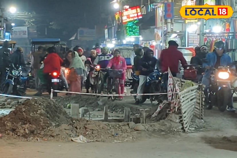 কেন যুদ্ধ কালীন তৎপরতায় এত গুরুত্বপূর্ণ একটা রাস্তায় কাজ সম্পন্ন করছে না প্রশাসন ক্ষোভ সাধারণ মানুষের।