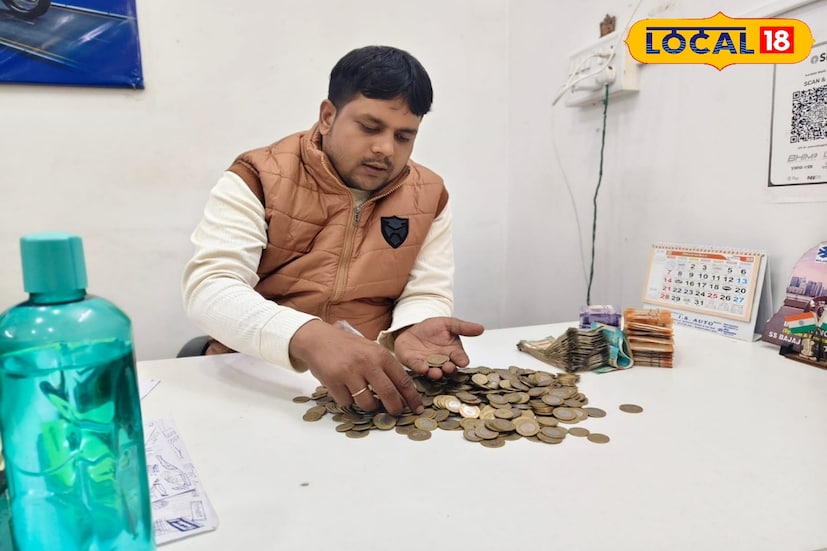 কিন্তু সন্তানের স্বপ্নকে হারিয়ে যেতে দিতে চাননি মা। এরপর থেকেই প্রতিদিন অল্প অল্প করে জমানো শুরু করেন টাকা। বছরের পর বছর ধরে খুচরো টাকা জমিয়ে অবশেষে প্রস্তুত করেন সেই স্বপ্নের মূল্য।