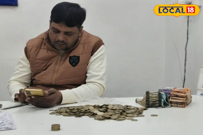 নবগ্রাম, তন্ময় মন্ডল: ছেলের স্বপ্ন পূরণ করতে তিল তিল করে সঞ্চয় করা মায়ের জমানো খুচরো টাকায় কিনে দেওয়া হল মোটরবাইক। ঘটনাটি সামনে আসতেই আবেগাপ্লুত হয়ে পড়েন শোরুম কর্তৃপক্ষ সহ উপস্থিত বহু মানুষ।