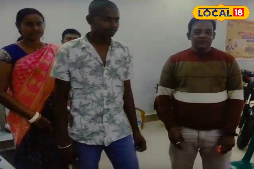 ঘটনাটি ঘটেছে নবগ্রাম এলাকার পলসন্ডা এলাকার সোহানা বাজাজ বাইক শোরুমে। নবগ্রামের এক যুবক বহুদিন ধরেই একটি মোটরবাইক কেনার স্বপ্ন দেখছিল। সেই ইচ্ছার কথা একসময় সে তার বাবা-মাকে জানালেও, তখন সংসারের আর্থিক অবস্থা ভাল না থাকায় তার স্বপ্ন পূরণ করা সম্ভব হয়নি।