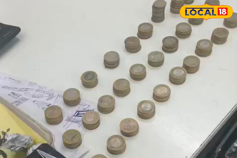 শেষমেশ স্বামী-স্ত্রী তাঁদের ছেলেকে সঙ্গে নিয়ে হাজির হন পলসন্ডা সোহানা বাজাজ শোরুমে। মায়ের জমানো অসংখ্য খুচরো কয়েন ও নোট দেখে চমকে যান শোরুমের মালিক ও কর্মীরা।