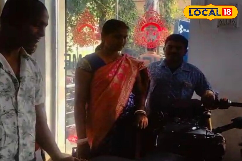 অনেকের চোখেই জল এসে যায় সেই দৃশ্য দেখে। “আজকের দিনে এমন ঘটনা খুব কমই দেখা যায়। একজন মায়ের ভালোবাসা আর ত্যাগ আমাদের সত্যিই মুগ্ধ করেছে।”