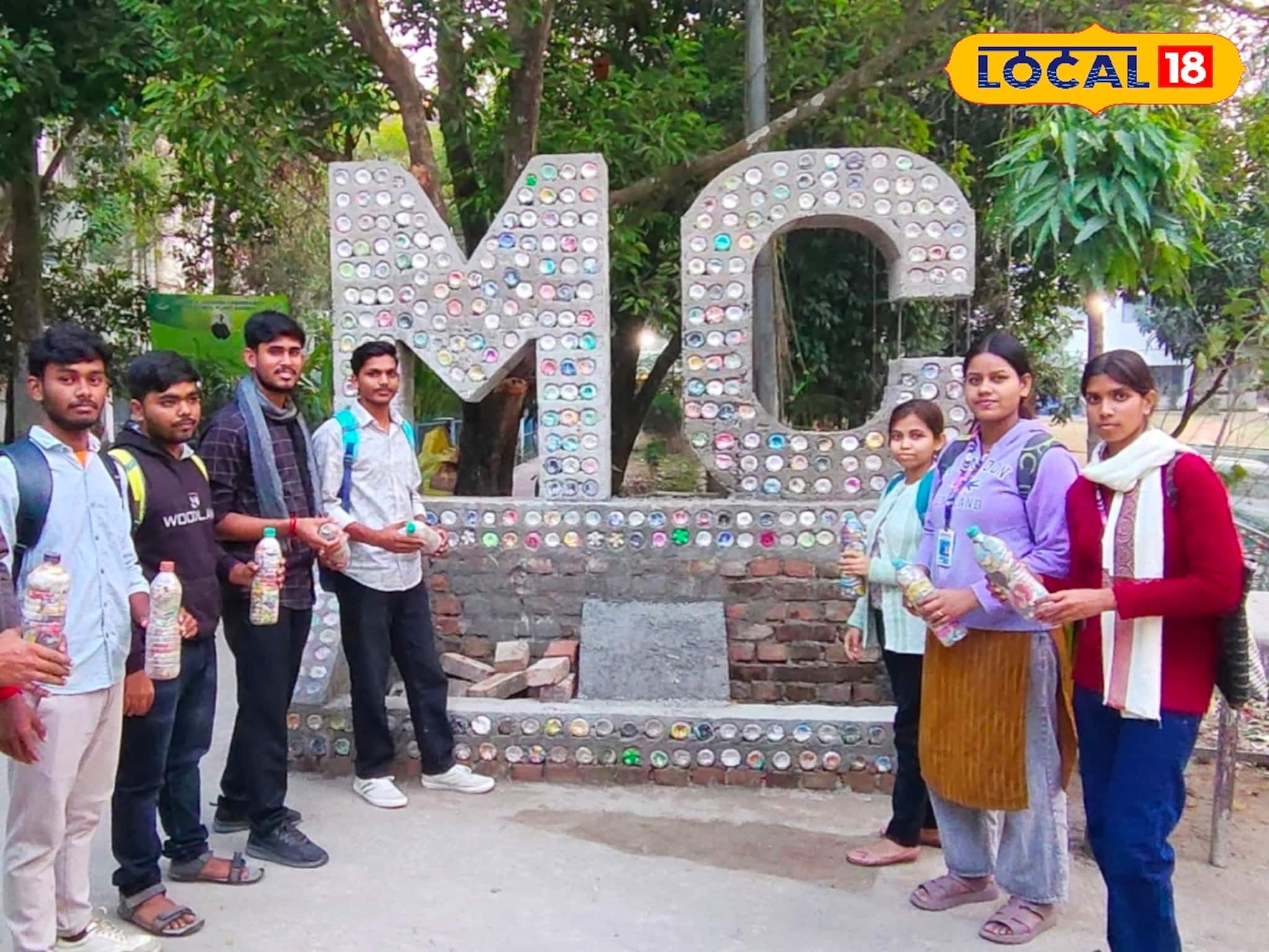 কলেজ পড়ুয়াদের অভিনব নির্মাণ! ফেলে দেওয়া প্লাস্টিক আবর্জনা দিয়ে তৈরি সেলফি জোন