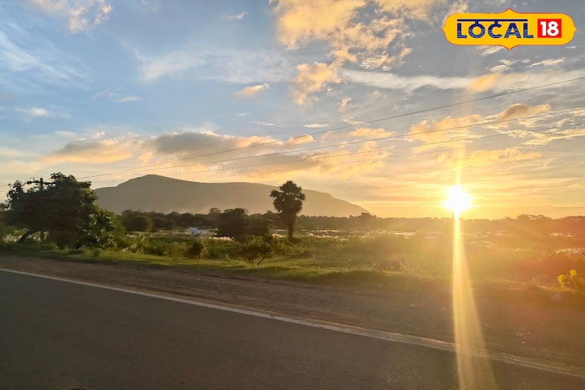 শীতের প্রভাব দেখা দিয়েছে দক্ষিণবঙ্গ জুড়ে। জেলা পুরুলিয়াতে তীব্র শীতের প্রভাব পরছে। জেলা জুড়ে শীতের দাপট রয়েছে। ‌ সকালের দিকে হালকা রোদের দেখা মিললেও বেলা বাড়তে রোদের দাপট সেভাবে লক্ষ্য করা যাচ্ছে না। হাড় কাঁপানো শীতের অনুভূতি এখন থেকেই হচ্ছে পুরুলিয়াতে। 