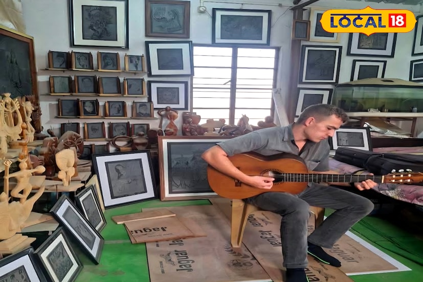 ঝাড়গ্রাম শহরেই রয়েছে সুবীরের এই সিলেট খোদাইয়ের কর্মশালা। সেখানে সুবীরের দক্ষতা এবং কুশলতা দেখে মুগ্ধ হয়েছে সে। শহরের ঘোড়াধরার বাসিন্দা সুবীর বলেন,' আমার শিল্প কেন্দ্রে এসে মিলাস যে এত আনন্দীত হবে বুঝতে পারিনি। অনকেটা সময় কাটালেন তিনি '। কয়েকটা দিন বন্ধুর বাড়িতে থেকেই ঝাড়গ্রাম বেড়ানোর কথা রয়েছে তাঁরা। শুধু তাই নয় জঙ্গলমহলে এসে, ব্রেকফাস্টে চানাচুর, শসা দিতে মুড়ে খায় সে। সুবীরের কথায়, মিলাস এখানকার প্রাকৃতিক সৌন্দর্য ও তাঁর শিল্প কেন্দ্র দেখে উৎসাহিত হয়ে আগামী বছরের জুন মাসে অস্ট্রেলিয়া থেকে তার বাবা-মা ও দিদিকে ঝাড়গ্রাম বেড়াতে নিয়ে আসার কথা জানিয়েছেন। (ছবি ও তথ্য: রঞ্জন চন্দ)