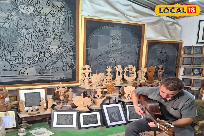 ঝাড়গ্রাম, রঞ্জন চন্দ: প্রকৃতির টানে এবার জঙ্গলমহলে এলেন এক বিদেশি যুবক। ক'দিনের ছুটি কাটান শুধু নয়, জঙ্গলমহলের লেকে বসে গিটার হাতে গাইলেন গান। শিখলেন বাংলা ভাষা। জানলেন জঙ্গলমহলে লোকসংস্কৃতি ও ইতিহাস। ঘুরে দেখলেন জঙ্গলমহলের বিখ্যাত সিলেট মিউজিয়াম। শীত বাড়তে জঙ্গলমহলে ভিড় বাড়ছে পর্যটকদের, প্রতিবছর শুধু এ রাজ্যের নয়, ভিন দেশ থেকেও আসেন পর্যটকরা। এবার শুধু অস্ট্রেলিয়া থেকে জঙ্গলমহল ঝাড়গ্রাম এলেন এক যুবক। জঙ্গলমহলের আতিথেয়তায় মুগ্ধ সে। (ছবি ও তথ্য: রঞ্জন চন্দ)