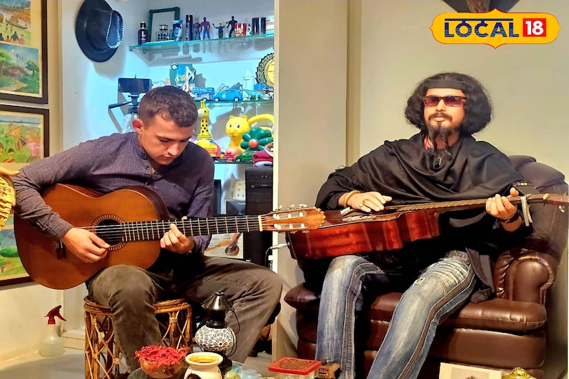 সুদূর অস্ট্রেলিয়া থেকে ১৯ বছরের যুবক মিলাস বেড়াতে এসেছেন ঝাড়গ্রামে। পৌঁছেছেন ঝাড়গ্রাম শহরের এক বন্ধুর বাড়িতে। মিলাস এক জন গিটারিস্ট। শিল্পকলা ও লোকসংস্কৃতে তাঁর খুব আগ্রহ রয়েছে। জঙ্গলমহল ঝাড়গ্রামে ঘুরতে এসে বন্ধুদের সঙ্গে তিনি পৌঁছান সিলেট খোদায়ের শিল্পী সুবীর বিশ্বসের স্বন উড়ানে। সুবীর হাতের কাজ দেখে মুগ্ধ হয়ে সুবীরের শিল্প কেন্দ্রের কিছু সময় কাটানোর জন্য ব্যাগ থেকে গিটার বের করে গিটার বাজাতে শুরু করেন। গিটারের শব্দে জামে ওঠে দুপুরের আড্ডা। (ছবি ও তথ্য: রঞ্জন চন্দ)