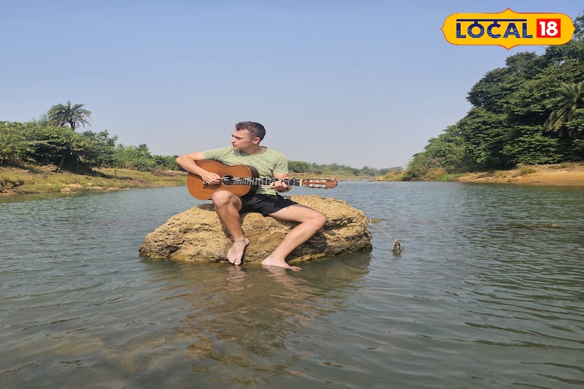 একইভাবে ঝাড়গ্রাম শহর চষে বেড়িয়েছে সে।ঝাড়গ্রামের বেলপাহাড়ির প্রাকৃতিক সৌন্দর্য এবং জঙ্গলমহলের নিজস্ব শিল্প ,লোকসংস্কৃতিতে আকর্ষিত হয়ে অস্ট্রেলিয়ার পর্যটক মিলাসের মতো অনেকেই বেড়াতে আসছেন। দিনের পর দিন এই সংখ্যাটা বাড়ছে বলেই দাবি পর্যটন ব্যবসায়ীদের। পশ্চিমবঙ্গ সরকারের পর্যটন দফতর স্বীকৃত ঝাড়গ্রাম ট্যুরিজমের কর্ণধার সুমিত দত্ত বলেন, 'একটা সময় ঝাড়গ্রামের প্রাকৃতিক সৌন্দর্য এবং এখানকার জনজাতি মানুষের লোকসংস্কৃতি আড়াল হয়েছিল। বর্তমান সময়ে সোশ্যাল মিডিয়া এবং ডিজিটাল প্লাটফর্মের মাধ্যমে দেশ-বিদেশের পর্যটকেরা ঝাড়গ্রাম সম্পর্কে জানতে পারছে। এবং তাঁরা বেড়াতে আসছেন'। সুমিতের কথায়, বিদেশি পর্যটকেরা লোকসংস্কৃতি খুবই পছন্দ করেন। এখানকার আদিবাসী বিভিন্ন জনগোষ্ঠীর নাচ, গান ও তাঁদের ভাষার প্রতি আকৃষ্ট হয়। তাই এমন ভিড় বাড়ছে। (ছবি ও তথ্য: রঞ্জন চন্দ)