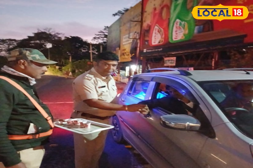 আলিপুরদুয়ার, অনন্যা দে: শীতের দাপট শুরু হয়েছে আলিপুরদুয়ার জেলাজুড়ে। সন্ধ্যাবেলায় বাড়তে থাকে কুয়াশা ও হাওয়ার দাপট। সন্ধ্যা থেকে ভোর রাত পর্যন্ত প্রধান সড়ক ও এশিয়ান হাইওয়েতে যাতে কোনও দুর্ঘটনা না ঘটে সেদিকে নজর রাখছে আলিপুরদুয়ার জেলা ট্রাফিক পুলিশ। আলিপুরদুয়ার, অনন্যা দে: শীতের দাপট শুরু হয়েছে আলিপুরদুয়ার জেলাজুড়ে। সন্ধ্যাবেলায় বাড়তে থাকে কুয়াশা ও হাওয়ার দাপট। সন্ধ্যা থেকে ভোর রাত পর্যন্ত প্রধান সড়ক ও এশিয়ান হাইওয়েতে যাতে কোনও দুর্ঘটনা না ঘটে সেদিকে নজর রাখছে আলিপুরদুয়ার জেলা ট্রাফিক পুলিশ।