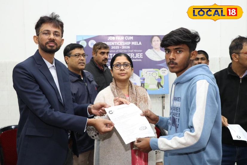 চাকরির বিরাট সুযোগ বর্ধমানে,রয়েছে মোটা টাকা রোজগারের সুযোগ! একই ছাদের নিচে যুবক-যুবতীরা পেলেন বিভিন্ন কোম্পানিতে ইন্টারভিউ দেওয়ার সুযোগ। সরকারী উদ্যোগে বর্ধমানে অনুষ্ঠিত হল চাকরি মেলা। যেখানে ইন্টারভিউ দিয়েছিলেন প্রায় ১৫০ জনেরও বেশি যুবক যুবতী। (ছবি ও তথ্য: সায়নী সরকার)