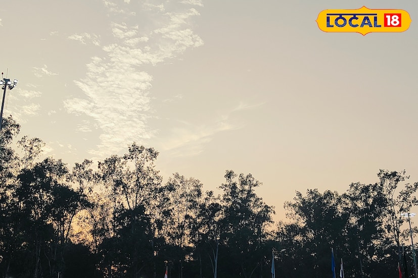 *অপরদিকে উত্তরবঙ্গের জেলাগুলিতে ঘন কুয়াশার প্রভাব থাকবে। সকালের দিকে হালকা থেকে মাঝারি কুয়াশা থাকবে। কয়েকটি এলাকায় দৃশ্যমানতা ২০০ মিটার পর্যন্ত নেমে যেতে পারে। কোচবিহার, জলপাইগুড়ি, আলিপুরদুয়ার ও দার্জিলিংয়ে মাঝারি থেকে ঘন কুয়াশার সম্ভাবনা রয়েছে। সতর্কতা জারি করা হয়েছে এই জেলাগুলিতে।