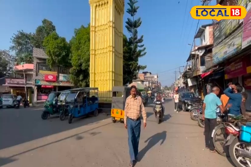 ঘড়ির ঘণ্টাধ্বনি শোনা মাত্রই শহরের মানুষ ছুটে এসেছে ঘড়ি মোড়ে...কেউ ভিডিও করছেন, কেউ ছবি তুলছেন, কেউ আবার শুধু দাঁড়িয়ে শুনছেন সেই বহুদিনের পরিচিত সুর।
