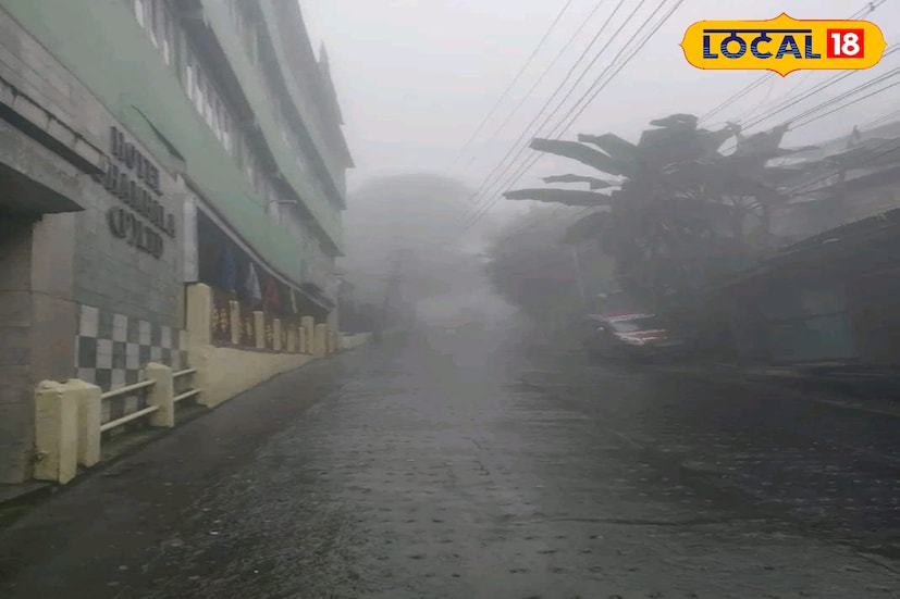 উত্তরবঙ্গের জেলাগুলিতে ইতিমধ্যেই কুয়াশার সতর্কতা জারি করা হয়েছে। মঙ্গলবার ভোর ও সকালের দিকে দার্জিলিং, কালিম্পং, আলিপুরদুয়ার, জলপাইগুড়ি এবং কোচবিহারের একাধিক জায়গায় দৃশ্যমানতা কমে ২০০ মিটার পর্যন্ত নেমে আসছে। পার্বত্য এলাকায় কুয়াশার সম্ভাবনা আরও বেশি। শিলিগুড়িতে দিনের তাপমাত্রা থাকবে ২২ ডিগ্রির ঘরে, দার্জিলিং–কালিম্পংয়ে ১৮–২০ ডিগ্রি, জলপাইগুড়ি–আলিপুরদুয়ার–কোচবিহারে ২৩–২৪ ডিগ্রি। আগামী সাতদিন তাপমাত্রা একইরকম বজায় থাকবে বলে পূর্বাভাস। ছবি ও তথ্য : ঋত্বিক ভট্টাচার্য