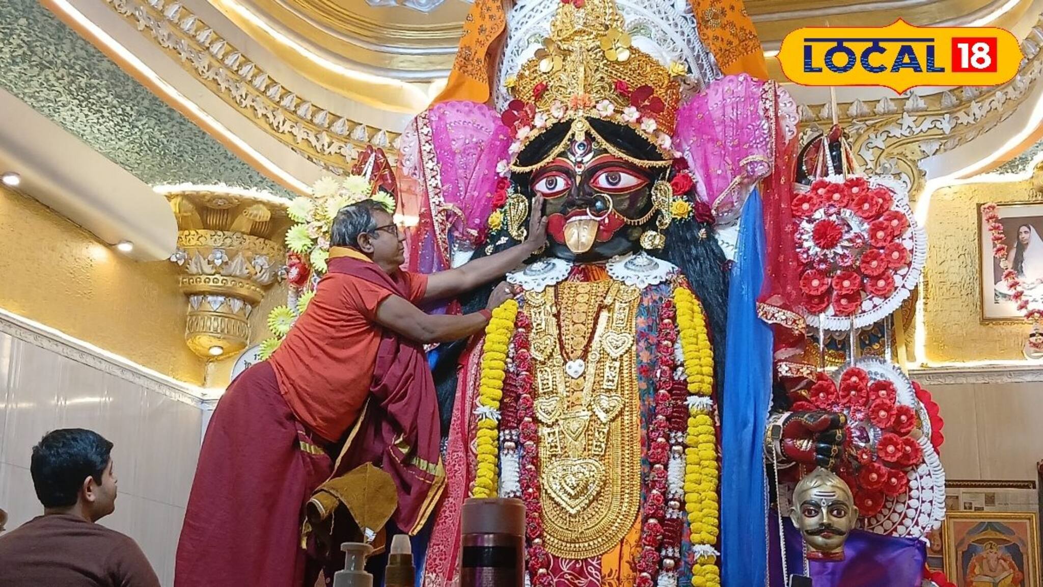 বর্ধমানের এই কালী 'স্মার্ট গার্ল'! হোয়াটসঅ্যাপে আসে ভক্তদের মনস্কামনা,রোজ মাখেন কসমেটিক্স