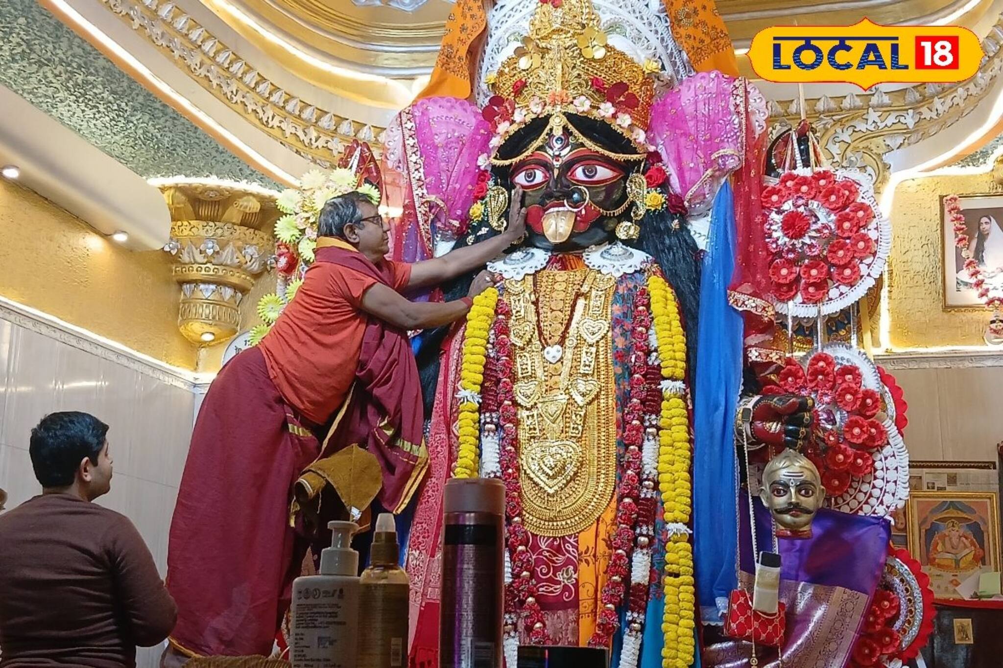 বর্ধমানের এই কালী 'স্মার্ট গার্ল'! হোয়াটসঅ্যাপে আসে ভক্তদের মনস্কামনা,রোজ মাখেন কসমেটিক্স