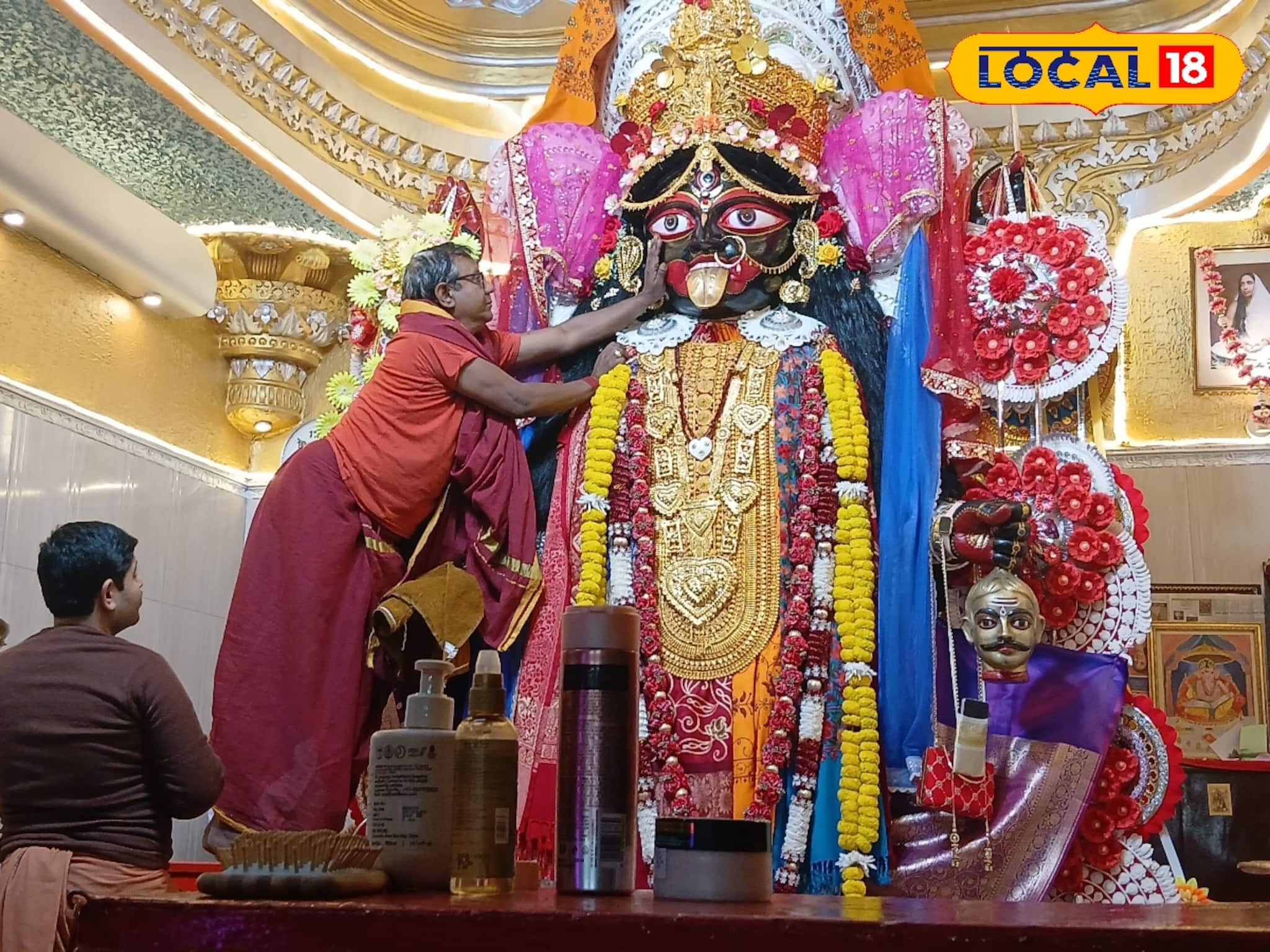 বর্ধমানের এই কালী 'স্মার্ট গার্ল'! হোয়াটসঅ্যাপে আসে ভক্তদের মনস্কামনা,রোজ মাখেন কসমেটিক্স