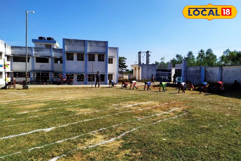 নোটিশ অনুযায়ী নিউ ইন্টেগ্রেটেড গভার্নমেন্ট স্কুল, রাণীবাঁধ সুকনিবাসা (ইংরেজি মাধ্যম)-এ ২০২৬ শিক্ষাবর্ষের জন্য প্রি-প্রাইমারি থেকে ক্লাস IX পর্যন্ত ভর্তি প্রক্রিয়া ডিসেম্বর মাসে হবে। লটারি ড্র, ফাইনাল লিস্ট ও প্রয়োজন হলে ওয়েটিং লিস্ট ১২ ডিসেম্বর প্রকাশ করা হবে। ফাইনাল লিস্টে নির্বাচিত প্রার্থীদের ভর্তি ১৬ থেকে ১৮ ডিসেম্বর সম্পন্ন হবে। এরপর ১৯ ডিসেম্বর খালি আসনের তালিকা প্রকাশ করা হবে এবং প্রয়োজন হলে ২০ ডিসেম্বর ওয়েটিং লিস্ট থেকে ভর্তি নেওয়া হবে।