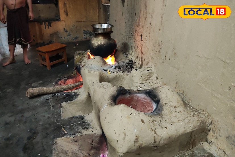 মন্দিরের বিগ্রহের পাশের ঘরেই থাকে ভোগের ব্যবস্থা। এখনও এই মন্দিরে মাটির উনুনে কাঠের জ্বালে রান্না করা হয় ভোগ। এবং ভোগ বন্ধনের সময় শুধুমাত্র গঙ্গা জলই ব্যবহার করা হয় বলে জানা যায় মন্দির কর্তৃপক্ষ মারফত।