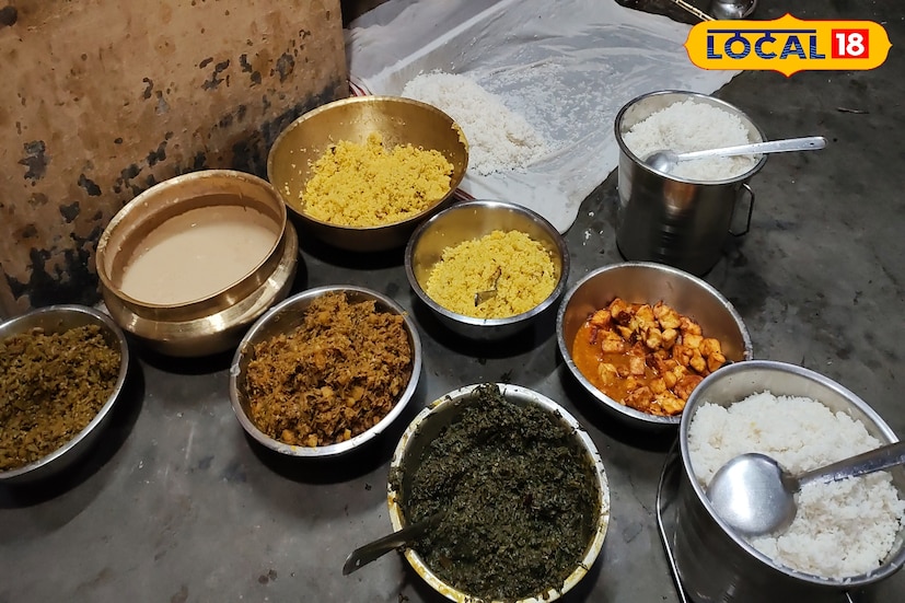 সকালে মন্দিরে এসে বিগ্রহ দর্শন করার পর মন্দিরের সেবাইতদের সঙ্গে যোগাযোগ করলেই পেয়ে যাবেন ভোগের টিকিট। সেই টিকিট নিয়ে আনুমানিক বেলা দেড়টার সময় আপনাকে হাজির হয়ে যেতে হবে মহাপ্রভুর মন্দিরে।