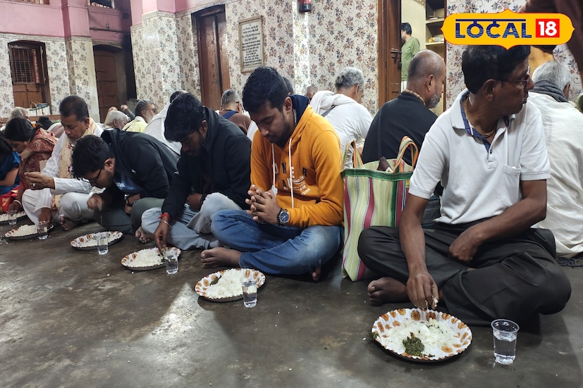 প্রথমে সাধু ও বৈষ্ণব সম্প্রদায়ের মানুষেরা সেই ভোগ আহার করার পর ভক্ত ও দর্শনার্থীদের এই ভোগ বিতরণ করা হয়। প্রত্যেক দিনই এই ভোগ আপনারা পেতে পারেন, তার জন্য আপনাকে আগে থেকেই মন্দিরের কর্তৃপক্ষের সঙ্গে যোগাযোগ করতে হবে। (ছবি ও তথ্য: মৈনাক দেবনাথ)