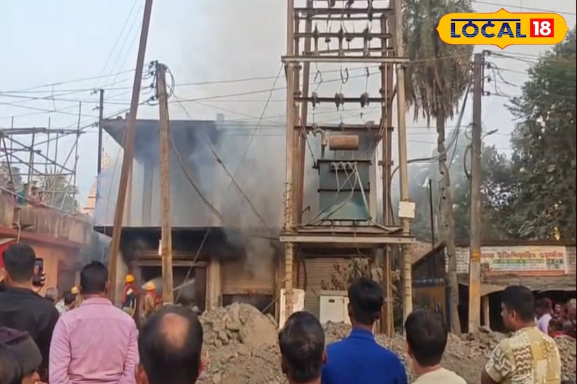 আশেপাশে হয়েছে একাধিক বাড়ি, আগুন লাগার ঘটনায় আতঙ্ক ছড়িয়ে পড়ে তাদের মধ্যে, ছুটে আসে শান্তিপুর থানার পুলিশ, চোখের সামনে আগুন জ্বলতে দেখে অসুস্থ হয়ে পড়ে গোডাউনের মালিক।