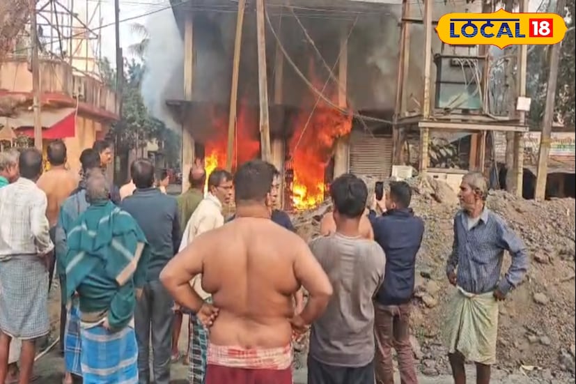 স্থানীয়দের দাবি, যেভাবে আগুন লেগেছে তাতে করে গোটা বহুতল ভেঙে পড়া সম্ভবনা। তবে কিভাবে আগুন লাগল তা এখনও স্পষ্ট করতে পারেনি দমকলের আধিকারিকরা। যদিও স্থানীয়দের প্রাথমিক অনুমান শর্ট সার্কিট থেকে এই আগুন লাগার সম্ভাবনা।