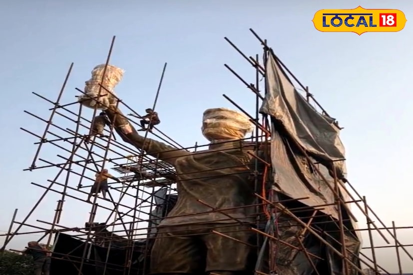 বহু দিনের প্রস্তুতি শেষে ফাইবারের বিশেষ প্রযুক্তিতে তৈরি এই বিশাল মূর্তিটি এদিন গভীর রাতে ক্রেনের মাধ্যমে স্থাপন করা হয় নির্দিষ্ট স্থানে। জানা গিয়েছে, শিল্পী মন্টি পালের উদ্যোগে নির্মিত হয়েছে এই অভূতপূর্ব মেসি মূর্তি