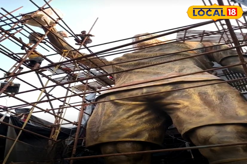 মূর্তিটির উচ্চতা প্রায় ৭০ ফুট বলেই জানা গিয়েছে। মেসি কলকাতা সফরকে কেন্দ্র করে ইতিমধ্যেই বাড়ছে উন্মাদনা। সেই সফরেই ফুটবল মহাতারকার হাতে উদ্বোধন হবে বিশ্বের সর্ববৃহৎ এই মেসি মূর্তির