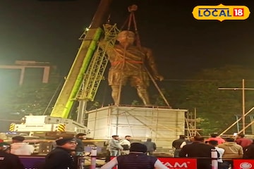 রাতেই ক্রেনের সাহায্যে মঞ্চে উঠল বিশ্বের সবচেয়ে বৃহৎ মেসির মূর্তি, ইতিহাসের সাক্ষী কলকাতা রাতেই ক্রেনের সাহায্যে মঞ্চে উঠল বিশ্বের সবচেয়ে বৃহৎ মেসির মূর্তি, ইতিহাসের সাক্ষী কলকাতা