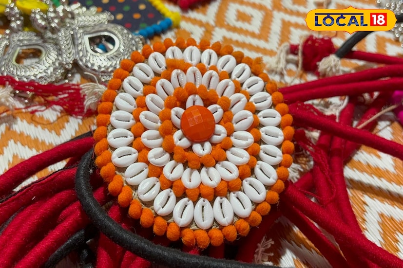 গ্রাম থেকে শহর, এমনকি রাজ্য পেরিয়ে দেশজুড়ে জনপ্রিয় হয়ে উঠছে এই হ্যান্ডক্রাফটেড জুয়েলারি। শুধু ডিজাইনের অভিনবত্বই নয়, প্রতিটি টুকরোয় লুকিয়ে আছে হস্তশিল্পের সূক্ষ্ম ছোঁয়া। অক্সিডাইজড থেকে শুরু করে সম্পূর্ণ হ্যান্ডমেড গয়না, সবেতেই মিলছে ইউনিক ডিজাইন এবং সৃজনশীলতার নিখুঁত পরিচয়।তথ্য ও ছবি: বনোয়ারীলাল চৌধুরী