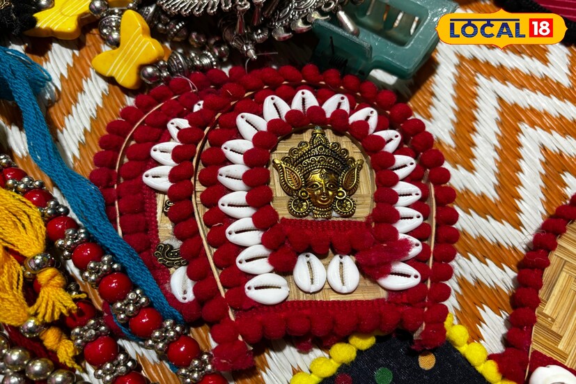 পূর্ব বর্ধমানের কাটোয়ার অগ্রদ্বীপ অঞ্চলের বড়কুলগাছি গ্রামের স্বনির্ভর গোষ্ঠীর মহিলারা এখন এই হ্যান্ডমেড জুয়েলারি তৈরিতে অনন্য নজির গড়ছেন। গ্রামের মহিলাদের হাতে তৈরি এই গয়নার চাহিদা তুঙ্গে। উৎসবের মরশুমে এই গয়নাগুলি পাড়ি দিচ্ছে লখনউ, মুম্বই, রাজস্থান, কেরল, দিল্লি-সহ দেশের নানা প্রান্তে।তথ্য ও ছবি: বনোয়ারীলাল চৌধুরী