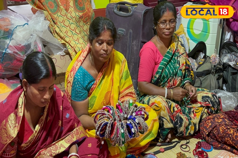 বড়কুলগাছির মহিলাদের হাতে তৈরি গয়নাগুলি আজ গ্রাম ছাড়িয়ে পৌঁছে গেছে দেশের বিভিন্ন প্রান্তে। সৌন্দর্যের পাশাপাশি এই শিল্প বহু পরিবারের জীবিকার পথ খুলে দিয়েছে। যেখানে সোনার গয়না আজ হাতের নাগালের বাইরে, সেখানে গ্রামের মহিলাদের তৈরি হ্যান্ডমেড জুয়েলারিই হয়ে উঠেছে নতুন আশার আলো,নতুন রোজগারের রসদ।তথ্য ও ছবি: বনোয়ারীলাল চৌধুরী