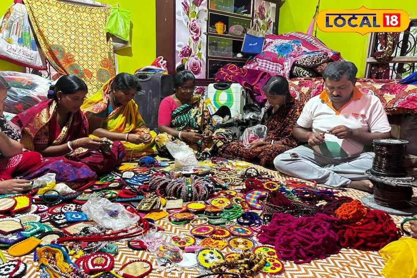 নতুন ভাবনায় মুগ্ধ আজকের অষ্টাদশী থেকে নববধূ সবার পছন্দের তালিকায় এখন হ্যান্ডমেড জুয়েলারি। সোনা ও প্রথাগত গয়নার বিকল্প হিসেবে তাঁরা ঝুঁকছেন পাট, কাপড়, পুঁতি, কপার ও অক্সিডাইজড মেটালের গয়নার দিকে। ফ্যাশন সচেতনদের কাছে এখন হাতে তৈরি এই গয়নাই নতুন ট্রেন্ড।তথ্য ও ছবি: বনোয়ারীলাল চৌধুরী নতুন ভাবনায় মুগ্ধ আজকের অষ্টাদশী থেকে নববধূ সবার পছন্দের তালিকায় এখন হ্যান্ডমেড জুয়েলারি। সোনা ও প্রথাগত গয়নার বিকল্প হিসেবে তাঁরা ঝুঁকছেন পাট, কাপড়, পুঁতি, কপার ও অক্সিডাইজড মেটালের গয়নার দিকে। ফ্যাশন সচেতনদের কাছে এখন হাতে তৈরি এই গয়নাই নতুন ট্রেন্ড।তথ্য ও ছবি: বনোয়ারীলাল চৌধুরী