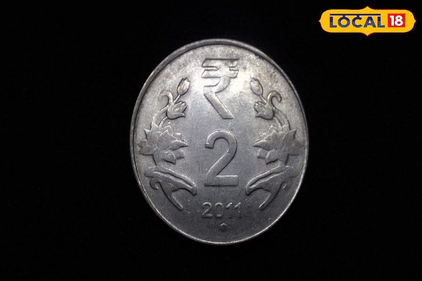 ১৯০৩ সালে তৎকালীন নিজাম সরকার হায়দরাবাদে দেশের তৃতীয় টাঁকশালটির প্রতিষ্ঠা করেন। কোনও কয়েনের সালের নীচে নক্ষত্র চিহ্ন থাকলে বুঝতে হবে সেটি হায়দরাবাদে তৈরি। আবার অর্ধেক হীরকখণ্ড অথবা তারার মধ্যে একটি বিন্দু থাকলে সেটিও তৈরি হায়দরাবাদের টাঁকশালে।১৯৮৪ সালে দেশের চতুর্থ এবং শেষ টাঁকশালটি তৈরি হয় উত্তরপ্রদেশের নয়ডায়। কয়েন তৈরির বছরের নীচে গোল বিন্দু থাকলে বুঝতে হবে সেটি নয়ডার টাঁকশালে তৈরি। (ছবি ও তথ্য: সায়নী সরকার)