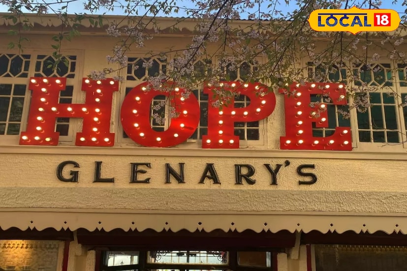 বড়দিন ও নতুন বছরের ঠিক আগে দার্জিলিঙে পর্যটকের ভিড় তুঙ্গে। পাহাড়ে ঠান্ডা হাওয়া, গায়ে নেমে আসা কুয়াশা আর উৎসবের আলো—এই সময়টায় শহরের জনপ্রিয় পানশালাগুলোতে জমে ওঠে রাতের আড্ডা। এমন সময়েই হঠাৎ করে বন্ধ হয়ে গিয়েছে দার্জিলিঙের জনপ্রিয় বারের মধ্যে অন্যতম ‘গ্লেনারিস' পাব। কোনও আগাম নোটিস ছাড়া বন্ধ হওয়ায় স্বভাবতই হতভম্ব পর্যটকরা। বড়দিনের গান, গরম আলো, ককটেল হাতে পাহাড় দেখা—গ্লেনারিসের সেই পরিবেশ এ বছর অনিশ্চিত। (ছবি ও তথ্য : ঋত্বিক ভট্টাচার্য)