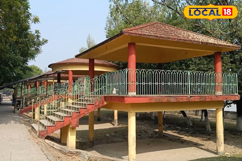 শীত পড়তেই চারদিকে যেন এক অন্য রকম আনন্দের আবহ। টাকি শহর ঘোরার পাশাপাশি এখন জনপ্রিয় হয়ে উঠছে পিকনিক। ঠান্ডা হাওয়া, সবুজ প্রকৃতি আর নদীর ধারে বসে আড্ডা—সেই জন্যই ইছামতীর তীরে অবস্থিত লাভার্স পয়েন্ট এখন এলাকার অন্যতম আকর্ষণ। সকাল থেকেই এখানে ছোট বড় নানা দলের নিয়মিত ভিড় দেখা যাচ্ছে। শীত পড়তেই চারদিকে যেন এক অন্য রকম আনন্দের আবহ। টাকি শহর ঘোরার পাশাপাশি এখন জনপ্রিয় হয়ে উঠছে পিকনিক। ঠান্ডা হাওয়া, সবুজ প্রকৃতি আর নদীর ধারে বসে আড্ডা—সেই জন্যই ইছামতীর তীরে অবস্থিত লাভার্স পয়েন্ট এখন এলাকার অন্যতম আকর্ষণ। সকাল থেকেই এখানে ছোট বড় নানা দলের নিয়মিত ভিড় দেখা যাচ্ছে।