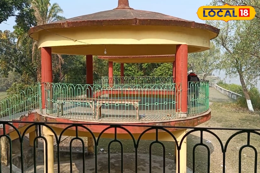 এই স্পটের আরেক বিশেষত্ব হলো উল্টোদিকে বাংলাদেশের দৃশ্যপট চোখে পড়ে। পরিষ্কার আবহাওয়ায় ওপারের বাড়িঘর, নৌকা চলাচল, গাছপালা—সবই ধরা দেয় চোখে। অনেকেই বলেন, ইছামতীর এই নদী দুই দেশকে আলাদা করলেও নদীর জল আর প্রকৃতি যেন দু’দেশের মানুষকে এক সুতোয় বেঁধে রাখে।