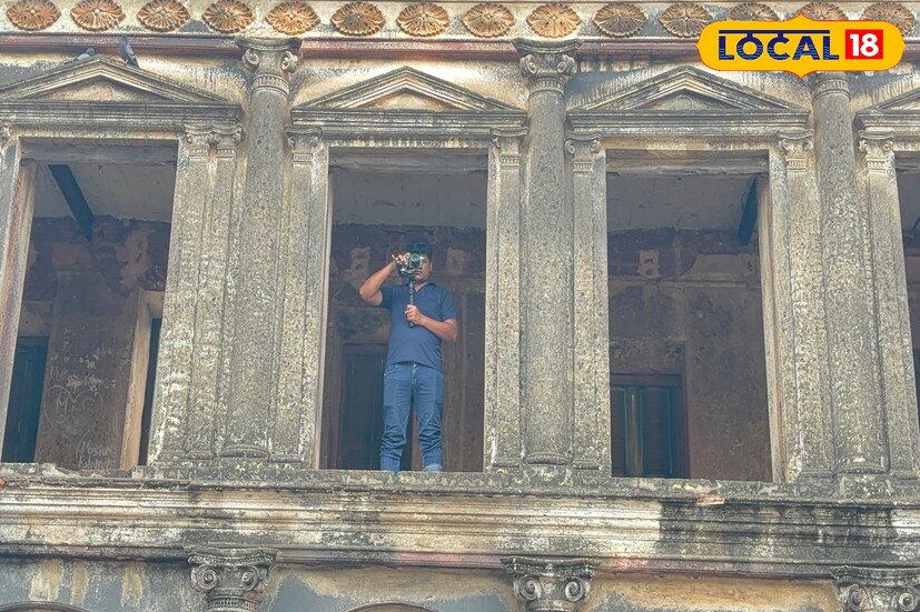 *আউশগ্রামের কালিকাপুর রাজবাড়ি সেই বিশেষ জায়গা, একেবারে পুরনো রাজবাড়ি, যার প্রতিটি ইটেই লুকিয়ে রয়েছে ইতিহাসের ছাপ। এই রাজবাড়িতে বাংলা ও হিন্দি মিলিয়ে একাধিক সিনেমার শ্যুটিং হয়েছে। বহু সেলিব্রেটি এসেছেন এখানে বিভিন্ন দৃশ্য ধারণ করতে। ফলে জায়গাটি এখন আলাদা পরিচিতি তৈরি করেছে সিনেমাপ্রেমীদের মধ্যেও।