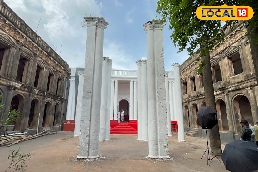 *গুসকরা শহর থেকে স্বল্প দূরত্বেই অবস্থিত এই রাজবাড়ি, ফলে আশেপাশের মানুষের জন্য পৌঁছনোও খুবই সহজ। তবে ছবি তুলতে যাওয়ার আগে অবশ্যই রাজবাড়ির কর্তৃপক্ষের সঙ্গে কথা বলে নেওয়া জরুরি, যাতে শ্যুটের সময় কোনওরকম সমস্যা না হয়। সুন্দর পরিবেশে স্মৃতি ধরে রাখতে চাইলে কালিকাপুর রাজবাড়ি সত্যিই এক অসাধারণ ঠিকানা।