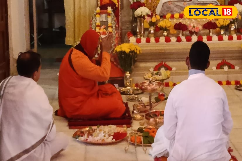 শ্রদ্ধা ও ভক্তির আবহে জলপাইগুড়িতে পালিত হচ্ছে শ্রী শ্রী মা সারদা দেবীর ১৭৩'তম শুভ জন্মতিথি। বৃহস্পতিবার সকাল থেকেই রামকৃষ্ণ মিশন আশ্রম প্রাঙ্গণে ভক্ত-অনুরাগীদের ঢল। কখন কী অনুষ্ঠান রয়েছে জানুন বিস্তারিত। (ছবি ও তথ্য: সুরজিৎ দে) শ্রদ্ধা ও ভক্তির আবহে জলপাইগুড়িতে পালিত হচ্ছে শ্রী শ্রী মা সারদা দেবীর ১৭৩'তম শুভ জন্মতিথি। বৃহস্পতিবার সকাল থেকেই রামকৃষ্ণ মিশন আশ্রম প্রাঙ্গণে ভক্ত-অনুরাগীদের ঢল। কখন কী অনুষ্ঠান রয়েছে জানুন বিস্তারিত। (ছবি ও তথ্য: সুরজিৎ দে)