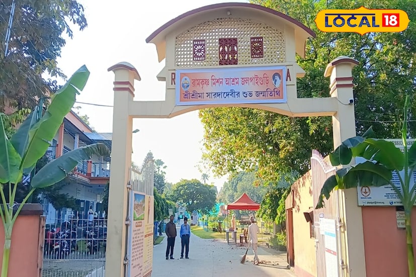 আশ্রম কর্তৃপক্ষ জানিয়েছেন, প্রতি বছরের মতো এবছরও জন্মতিথি উপলক্ষে বিপুল ভক্তসমাগম লক্ষ্য করা গিয়েছে। মা সারদার আদর্শ, ভালবাসা, নিঃস্বার্থতা ও মানবসেবার বাণী স্মরণ করে ভক্তরা দিনভর প্রার্থনা ও পূজা-অর্চনায় যোগ দিচ্ছেন। এই বিশেষ দিনে আশ্রম প্রাঙ্গণ যেন ভক্তির উজ্জ্বল আলোয় আধ্যাত্মিকতার উৎসবে পরিণত হয়েছে। (ছবি ও তথ্য: সুরজিৎ দে) 