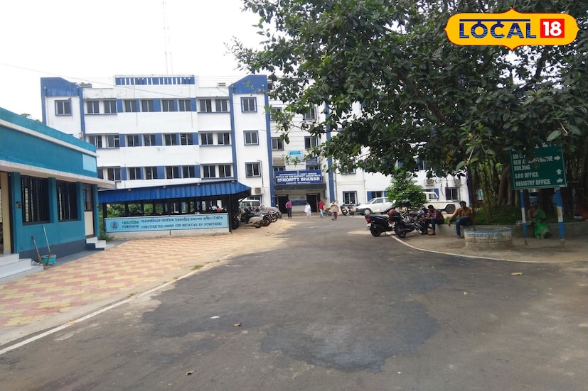 বিজ্ঞপ্তিতে এও জানানো হয়েছে, অবসরপ্রাপ্ত ইন্সপেক্টর, এক্সটেনশন অফিসার, হেড ক্লার্ক, কিংবা আপার ডিভিশনাল ক্লার্ক পদে কাজ করলেই অবসরের পর এই কাজের জন্য আবেদন জানানো যাবে। আগামী ৩ জানুয়ারি ২০২৬-এ পশ্চিম মেদিনীপুর জেলা প্রশাসনের কার্যালয়ে ইন্টারভিউয়ের মধ্য দিয়ে নিয়োগ করা হবে এই কয়েকটি পদের জন্য।(ছবি ও তথ্য: রঞ্জন চন্দ)