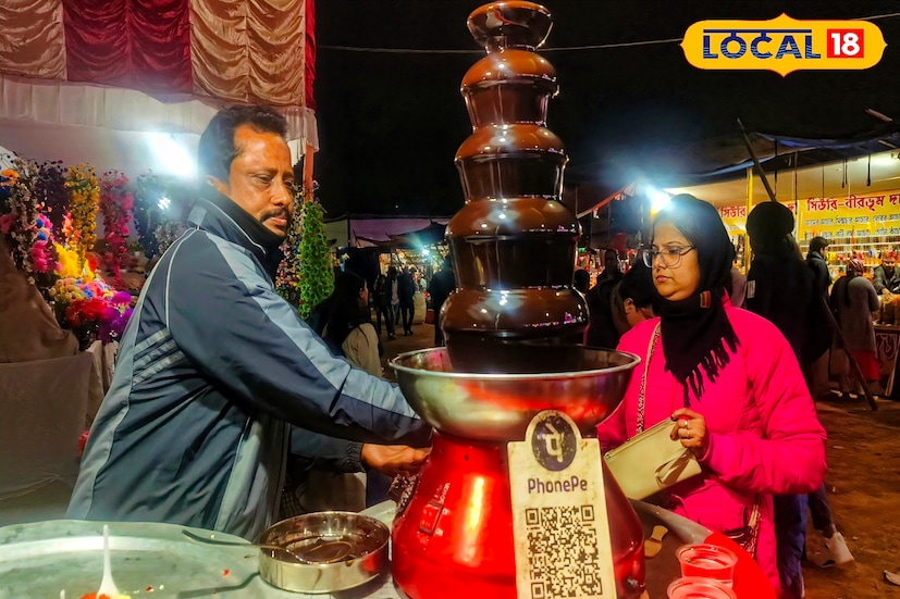 শীত পড়তেই শুরু হয়ে গিয়েছে দুর্গাপুর উৎসব। এবারের মেলায় বিশেষ আকর্ষণ হয়ে উঠেছে 'চকোলেট ফাউন্টেন'। ওই চকোলেটের ফোয়ারা উপচে পড়ছে রসমালাই কেকের ওপর। চকোলেট ফাউন্টেনের ওই লোভনীয় দৃশ্য দেখেই ক্রেতারা ভিড় করছেন দেকানের সামনে। মেলায় আগত বাচ্চাদের কাছে তা বিশেষ আকর্ষণের হয়ে উঠেছে। চকোলেটের সংযোজন জয়নগরের বিখ্যাত রসমালাই কেককে আরও লোভনীয় ও সুস্বাদু করে তুলেছে। (ছবি ও তথ্যঃ দীপিকা সরকার) শীত পড়তেই শুরু হয়ে গিয়েছে দুর্গাপুর উৎসব। এবারের মেলায় বিশেষ আকর্ষণ হয়ে উঠেছে 'চকোলেট ফাউন্টেন'। ওই চকোলেটের ফোয়ারা উপচে পড়ছে রসমালাই কেকের ওপর। চকোলেট ফাউন্টেনের ওই লোভনীয় দৃশ্য দেখেই ক্রেতারা ভিড় করছেন দেকানের সামনে। মেলায় আগত বাচ্চাদের কাছে তা বিশেষ আকর্ষণের হয়ে উঠেছে। চকোলেটের সংযোজন জয়নগরের বিখ্যাত রসমালাই কেককে আরও লোভনীয় ও সুস্বাদু করে তুলেছে। (ছবি ও তথ্যঃ দীপিকা সরকার)