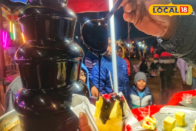 লোভনীয় স্বাদের ওই রসমালাই কেক ওই দুই ব্যবসায়ী নিজেরাই তৈরি করছেন। একটি বড় কেক থেকে কেটে কেটে এক টুকরো করে প্লেটে দিচ্ছেন। ওই প্লেটে থাকা কেকের উপর চকোলেট ফাউন্টেন থেকে চকোলেটের তরল দিয়ে ক্রেতাদের পরিবেশন করা হচ্ছে। দুর্গাপুরে এই প্রথমবার এমন অভিনব আইটেম নিয়ে এসেছেন বলে দাবী ব্যবসায়ীদের। ক্রেতাদের ভিড় সামলাতে রীতিমতো হিমশিম খাচ্ছেন তাঁরা।