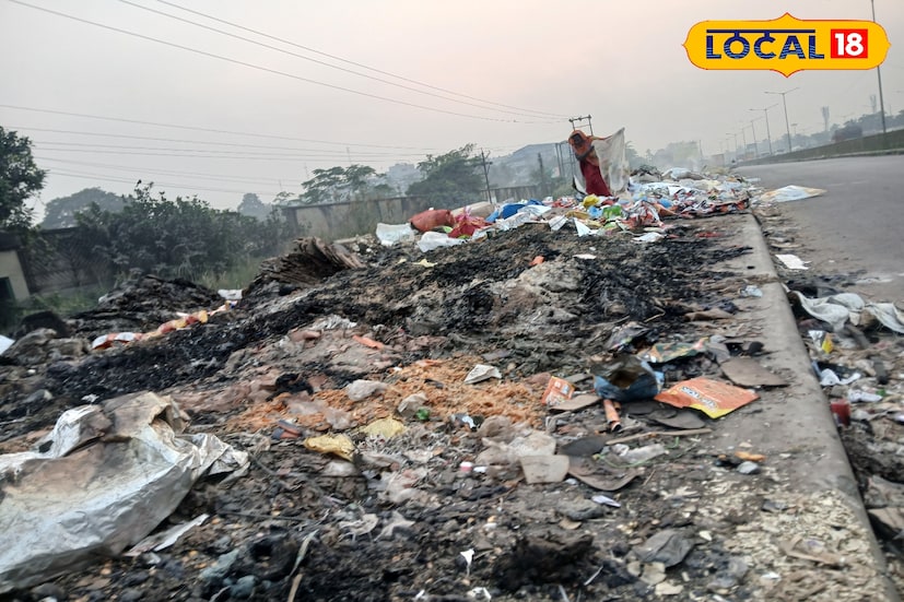হাওড়া ১৬ নম্বর জাতীয় সড়কের একটি রাস্তা। যেখানে মানুষ হাঁটতেই ভয় পায়। তবু বাধ্য হয়ে মানুষ এখানে যাতায়াত করছে। এই রাস্তা পারাপার করতে চোখ মুখ ঢাকছে মানুষ।