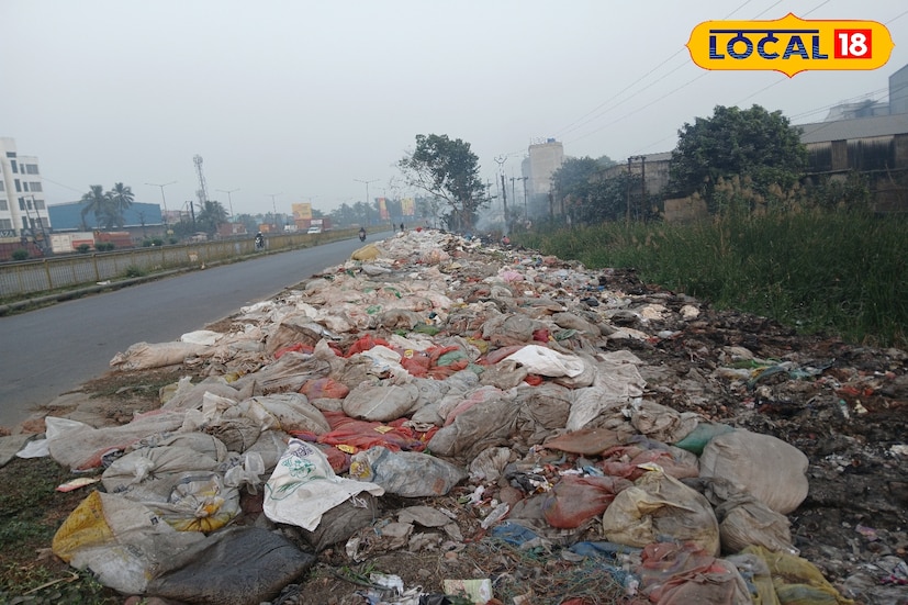 সাঁকরাইল ইন্ডাস্ট্রিয়াল পার্ক সংলগ্ন ১৬ নম্বর জাতীয় সড়কের সার্ভিস রোড পার হতে মানুষকে ঢাকতে হয় নাক। সার্ভিস রোডের ফুটপাথ দখল করে আবর্জনা স্তূপ, কয়েকশো মিটার রাস্তা এভাবেই আবর্জনায় ঢেকেছে। মাছি ভনভন করছে এলাকায়, তীব্র দুর্গন্ধ। আবর্জনা ক্রমশ এলাকা দখল করছে, সার্ভিস রোড থেকে জাতীয় সড়কেও ছড়িয়ে পড়ছে।